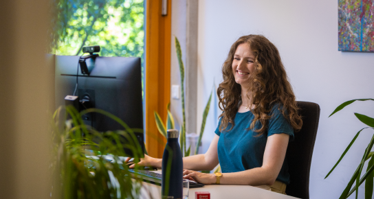 Frau ist glücklich bei der Arbeit